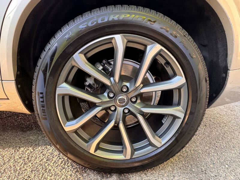 2017 Volvo XC90 T6 Momentum