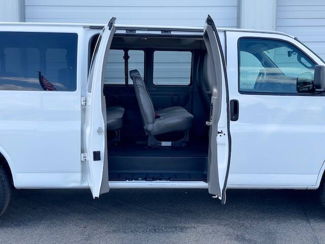 2018 GMC Savana Passenger LT photo 5