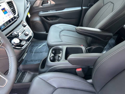 2025 Chrysler Voyager LX