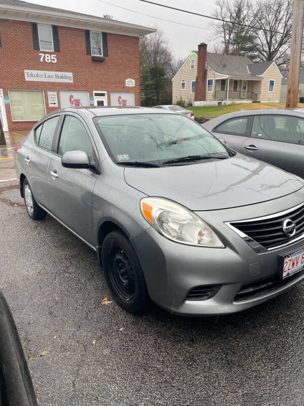 2012 Nissan Versa SV photo 2