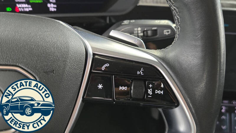 2022 Audi e-tron quattro Premium