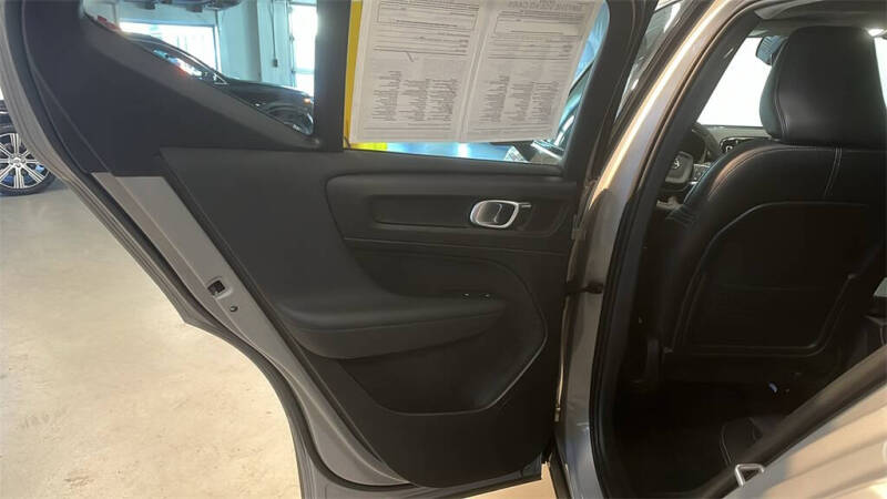 2023 Volvo XC40 B5 Plus Dark Theme