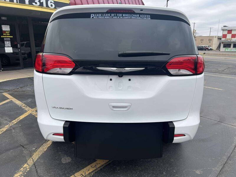 2024 Chrysler Voyager LX