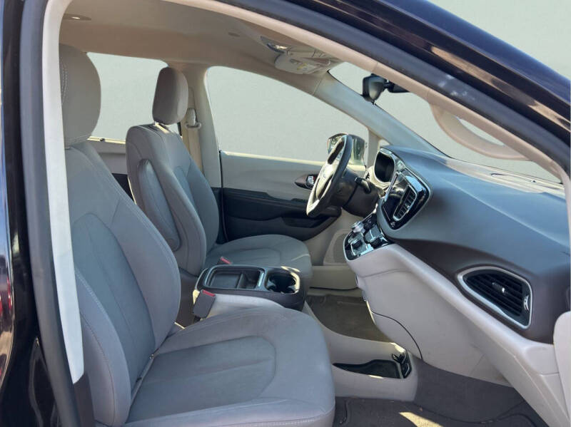 2017 Chrysler Pacifica Touring-L