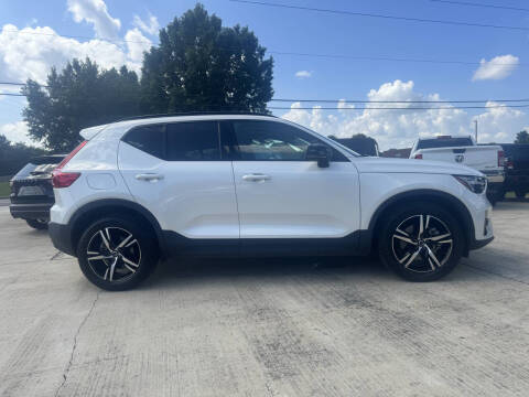 2023 Volvo XC40 B5 Plus Dark Theme