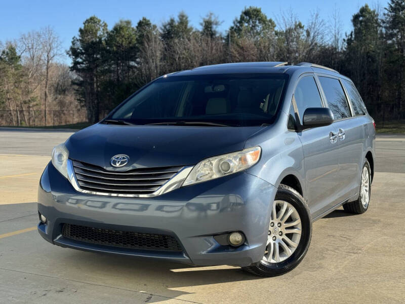 2017 Toyota Sienna XLE's photo