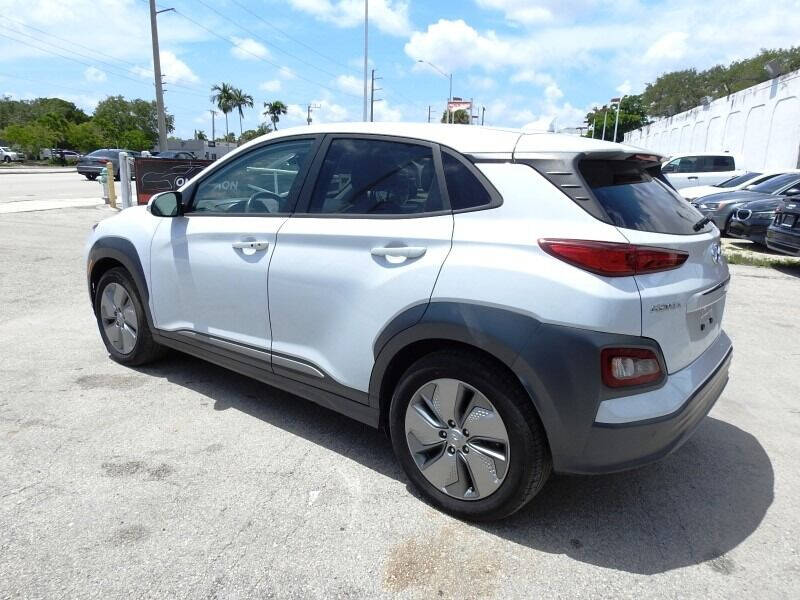 2021 HYUNDAI Kona Electric SUV / Crossover - $27,900