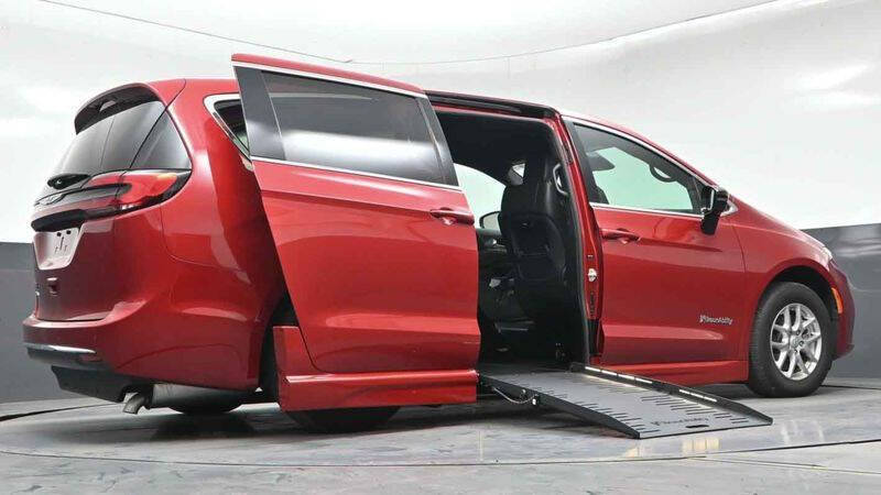 2025 Chrysler Pacifica Select