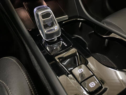 2024 Volvo XC40 B5 Plus Dark Theme