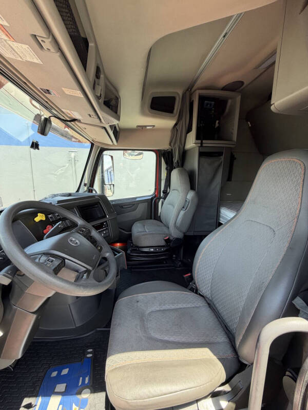2023 Volvo VNR - Photo 9