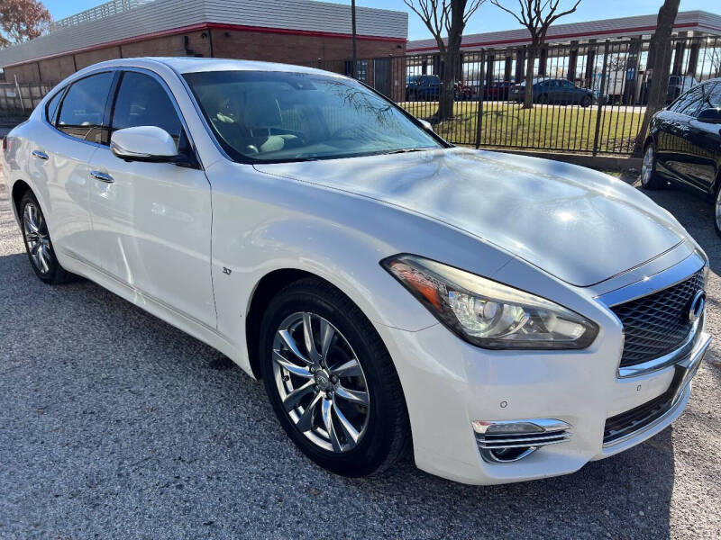 2018 Infiniti Q70 for sale at BARCLAY MOTOR COMPANY in Arlington TX