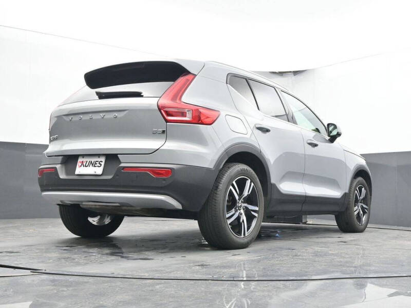 2025 Volvo XC40 B5 Core Bright Theme