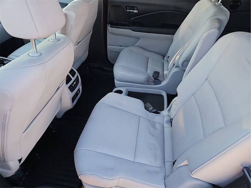 2022 Honda Pilot Touring w/Rear Captain's Chairs