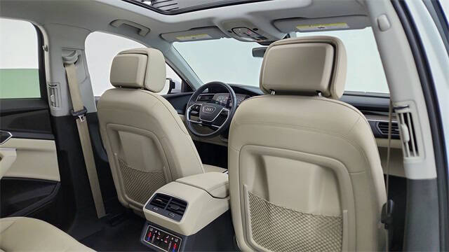 2022 Audi e-tron quattro Premium