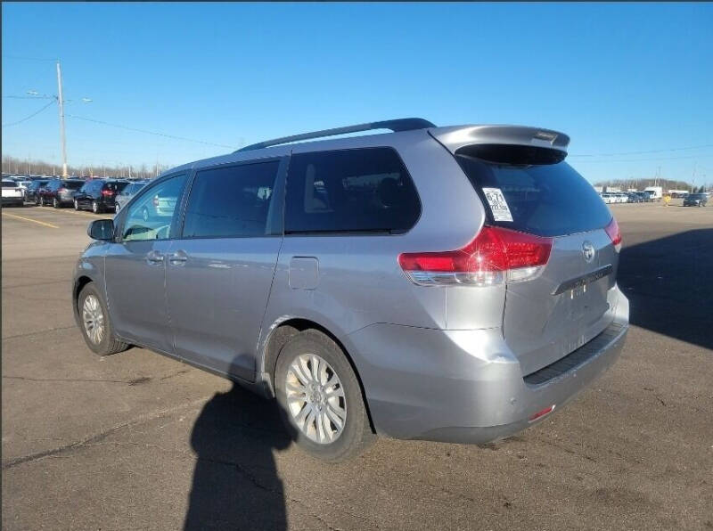 2011 Toyota Sienna null photo 12