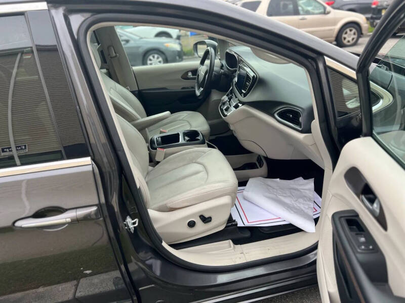 2017 Chrysler Pacifica Touring-L Plus