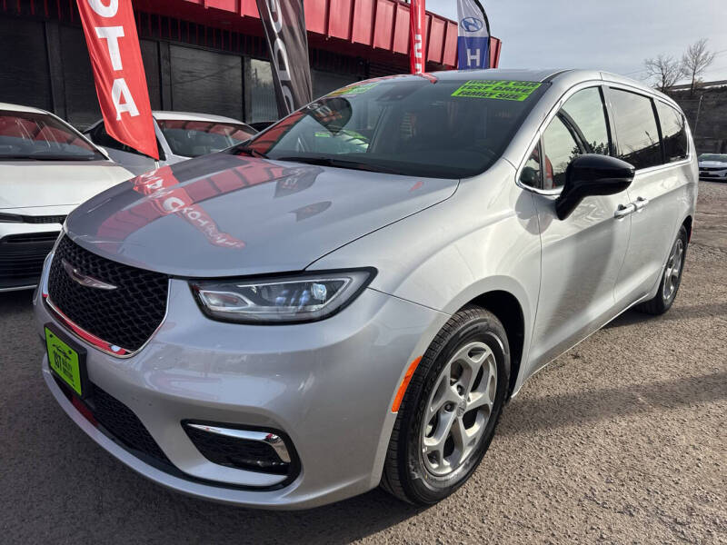 2024 Chrysler Pacifica Limited's photo