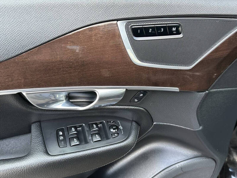 2019 Volvo XC90 T6 Momentum