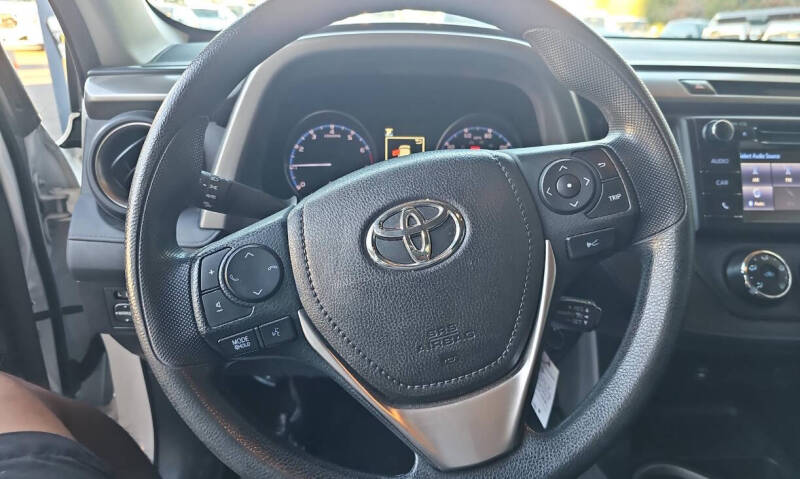 2018 Toyota RAV4 LE photo 5