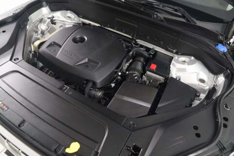 2022 Volvo XC90 T6 Momentum 7-Passenger