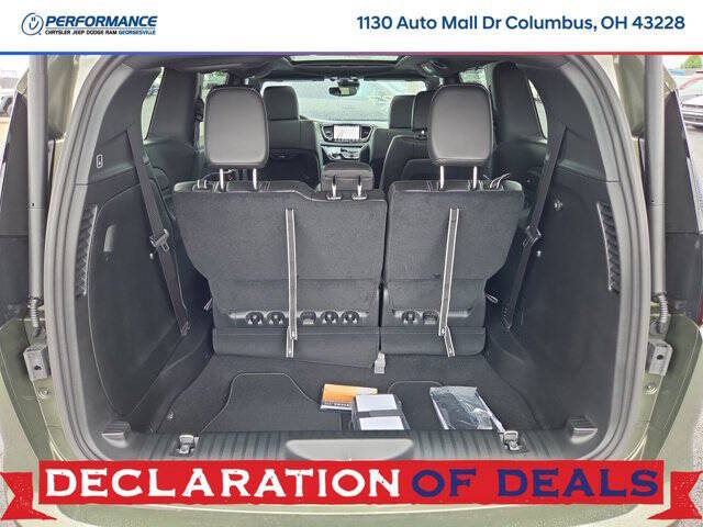 2027 Chrysler Pacifica Select