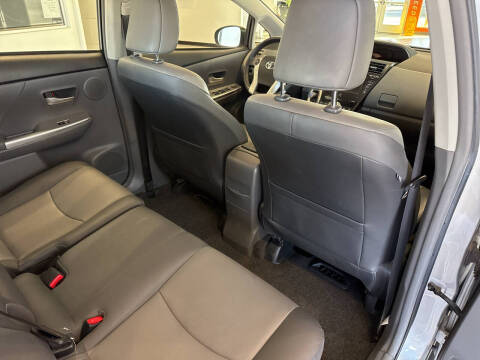 2014 Toyota Prius v Five