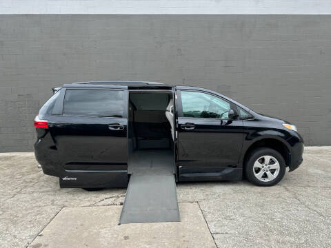 2017 Toyota Sienna LE 7-Passenger Auto Access Seat