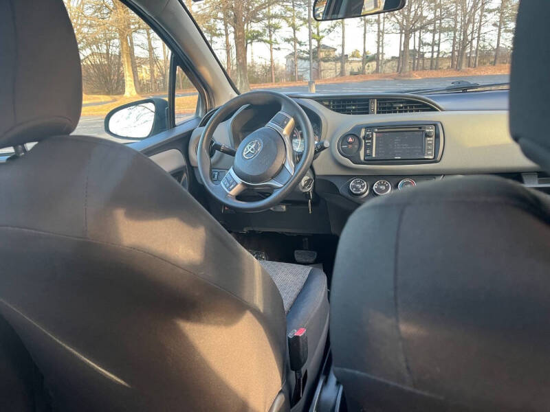 2017 Toyota Yaris 5-Door LE