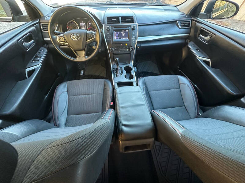 2017 Toyota Camry SE photo 13