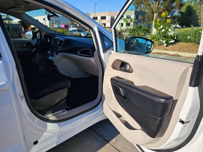 2022 Chrysler Voyager LX