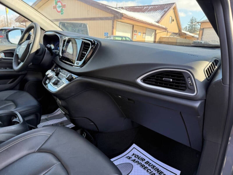 2025 Chrysler Pacifica Select