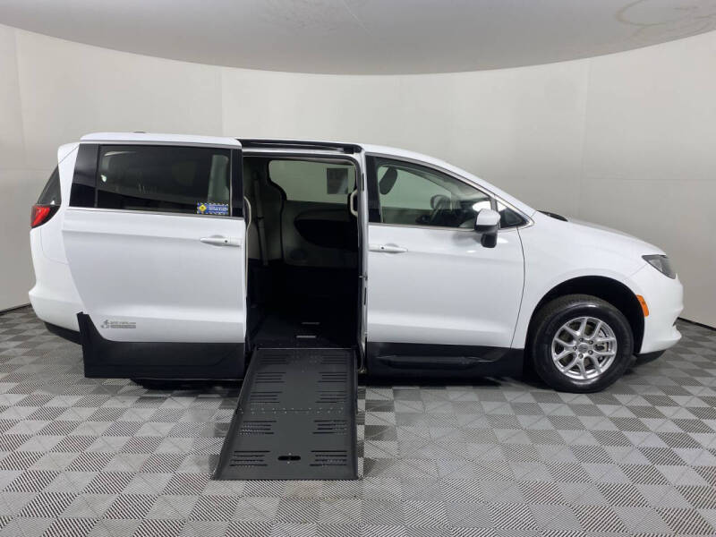 2023 Chrysler Voyager LX