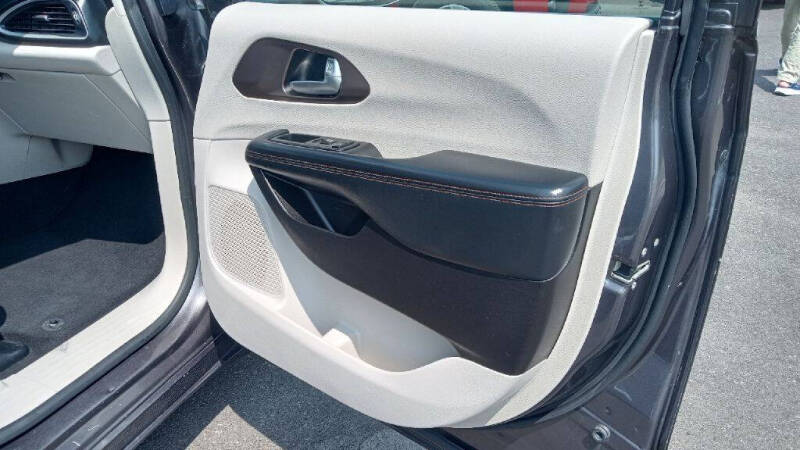 2017 Chrysler Pacifica Touring-L