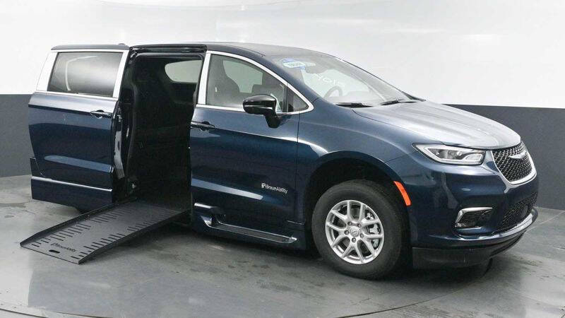 2025 Chrysler Pacifica Select's photo