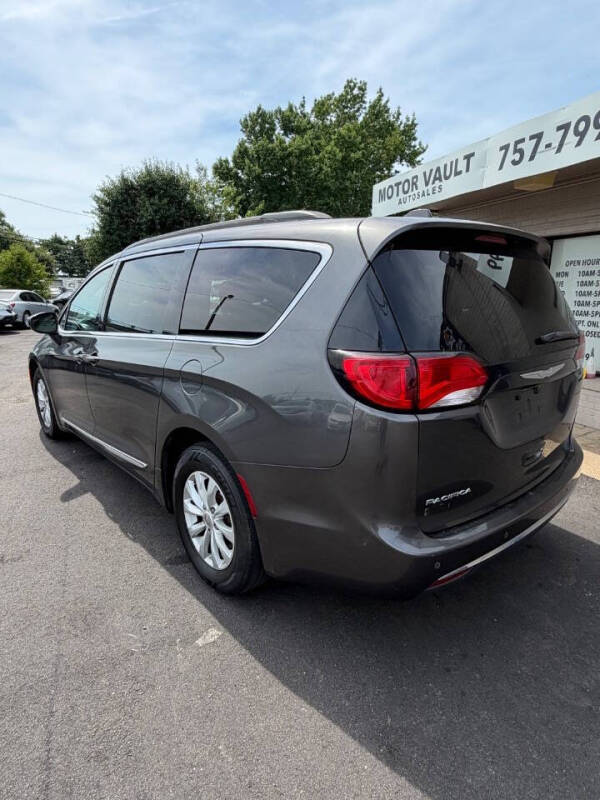 2017 Chrysler Pacifica Touring-L