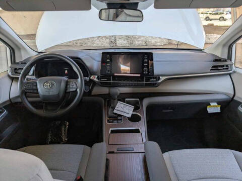 2025 Toyota Sienna LE 8-Passenger