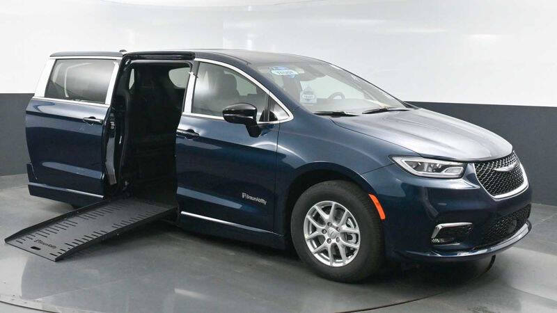 2025 Chrysler Pacifica Select's photo