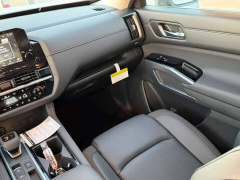 2025 Nissan Pathfinder SL