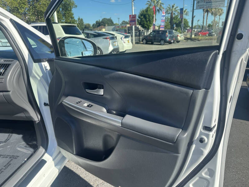 2013 Toyota Prius v Five
