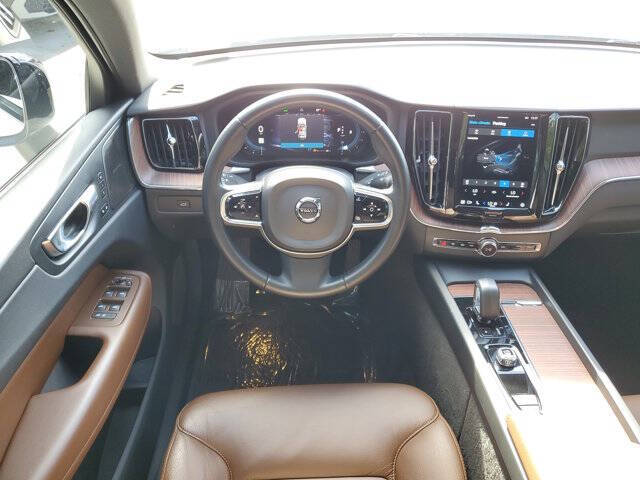 2023 Volvo XC60 B5 Plus Dark Theme