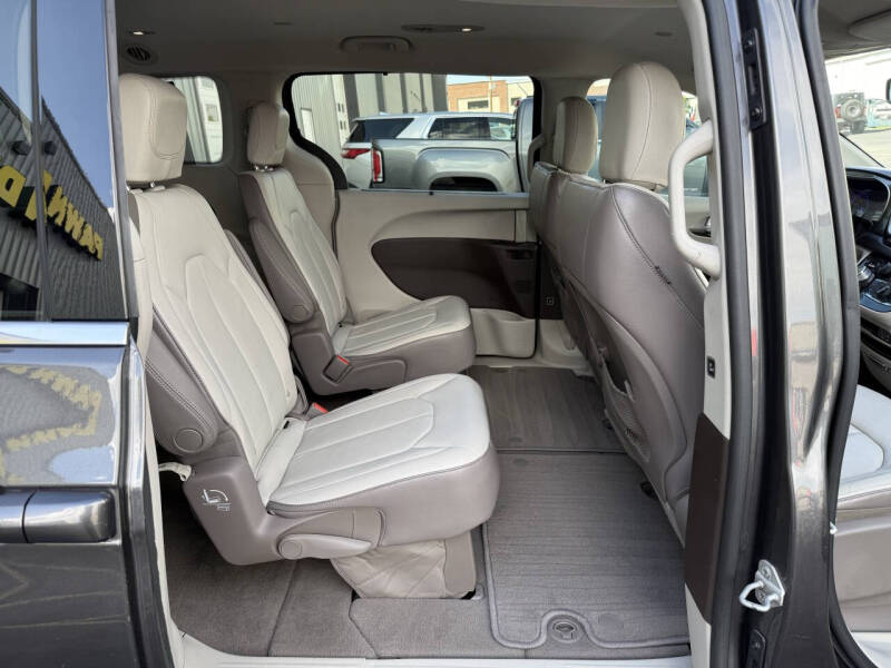 2017 Chrysler Pacifica Touring-L
