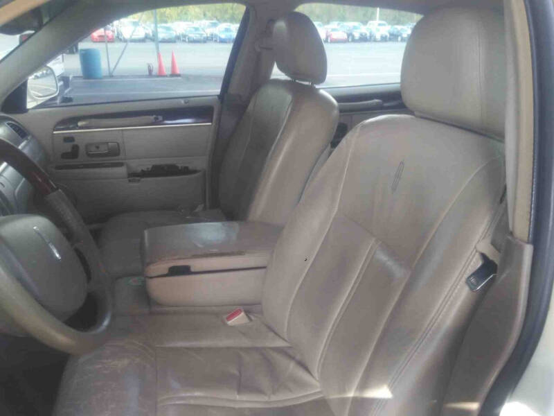 2005 Lincoln Town Car Signature Limited