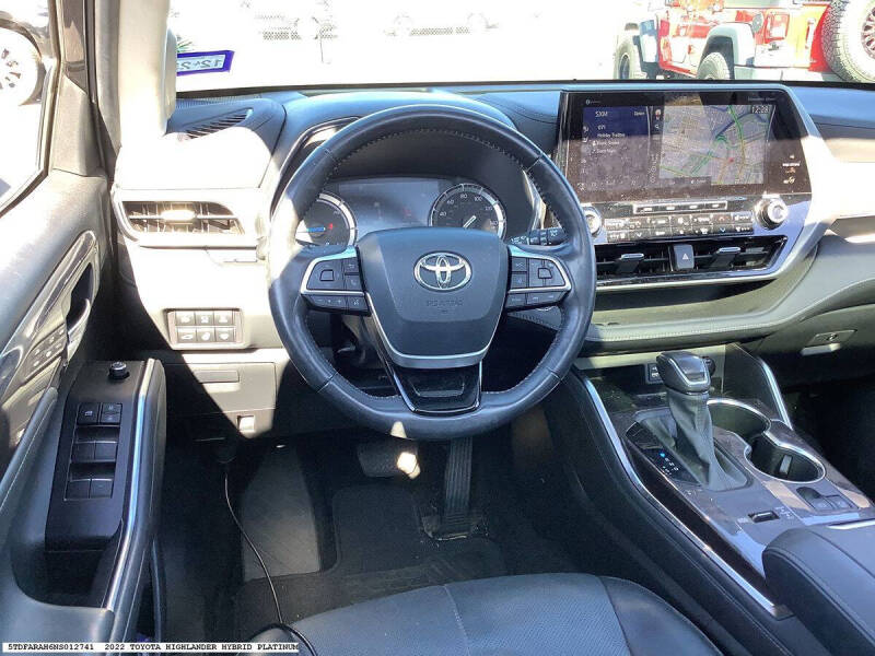 2022 Toyota Highlander Hybrid Platinum