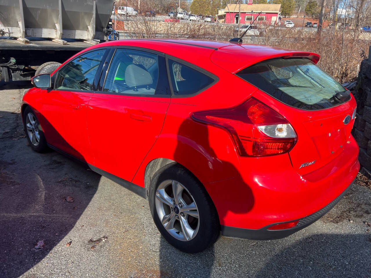 Red 2014 Ford Focus SE SE 4dr Hatchback 1
