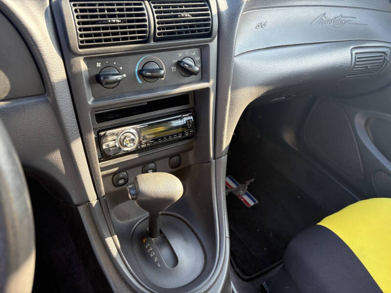 2003 Ford Mustang Deluxe