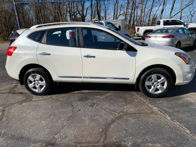 2015 Nissan Rogue Select for sale at Chuckie Bizzarro's Fleetwing Auto in Erie, PA