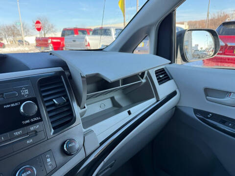 2012 Toyota Sienna LE 8-Passenger