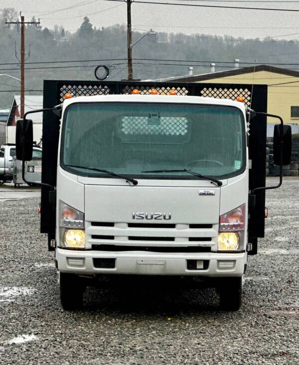 2015 Isuzu NRR  23' Flatbed + Lift Gate