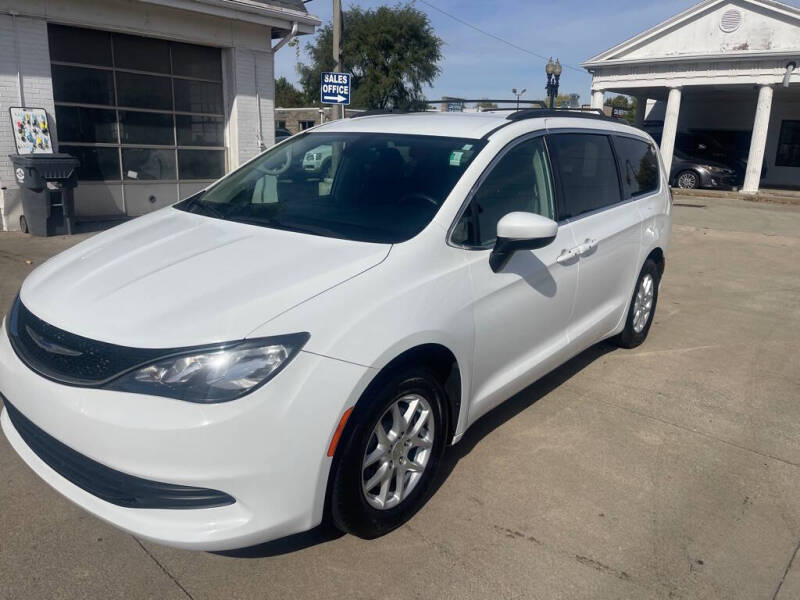2020 Chrysler Voyager's photo