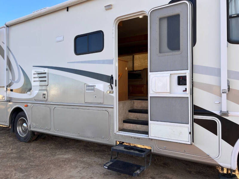 2005 Workhorse Hurricane